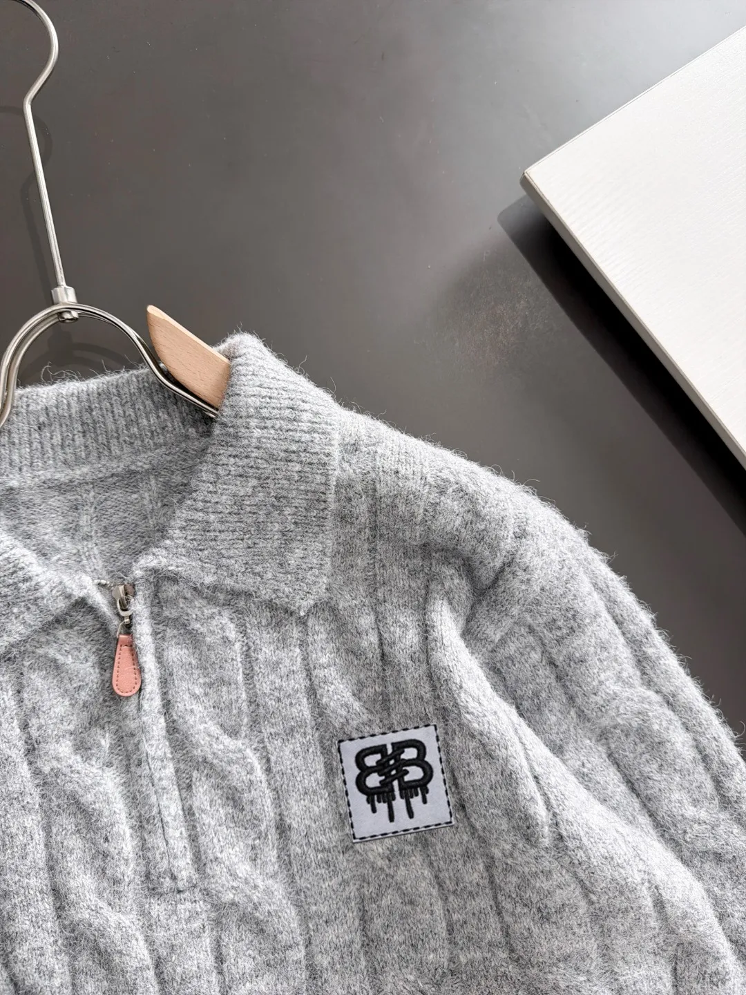 Next day shipping P195 Balenciaga high quality 2026 autumn and winter official website latest sweater, on sale at the same time at the counter Hot Sale! Specially made of wool blended fabric. It feels comfortable and can be directly in contact with the skin. The logo badge is exquisitely embroidered, which is extremely eye-catching! The details highlight the fashionable charm of big brands. Exquisite workmanship. Three-dimensional cutting style. The wearing effect is invincible and handsome! All three standards are complete! Sizes:M-3XL